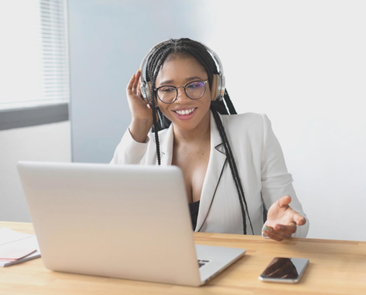 Moderner Arbeitsplatz für Videobearbeitung mit mehreren Monitoren