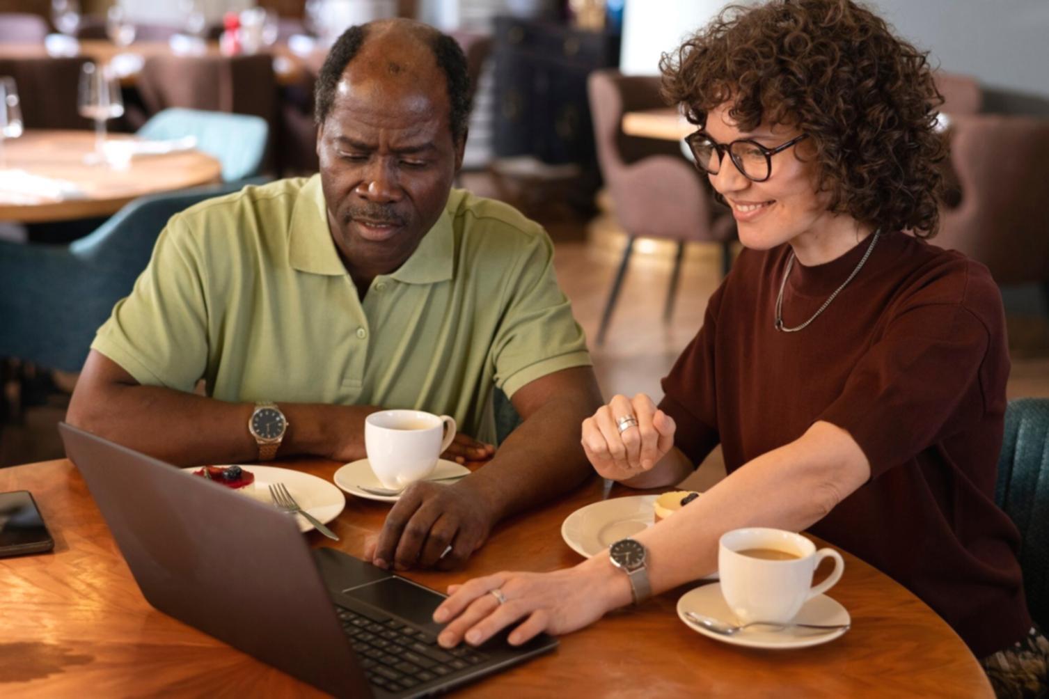 Praktische Schulungssituation im modernen Lernraum