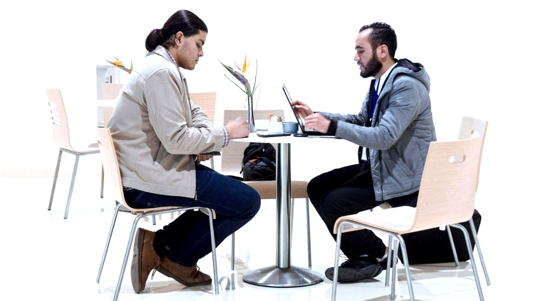 Nahaufnahme eines professionellen Video-Editing-Setups