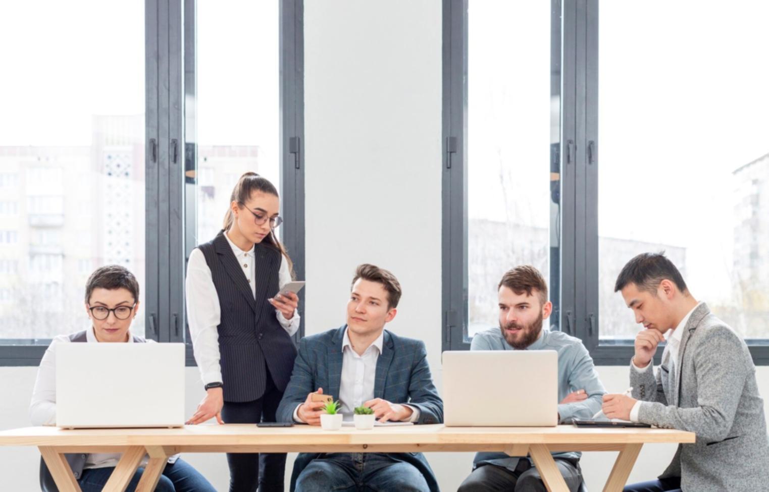 Moderne Videobearbeitungsstation mit professioneller Ausrüstung