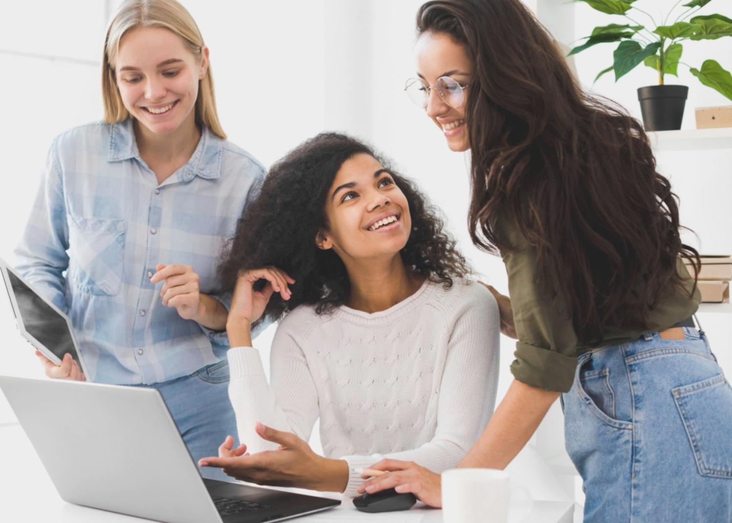 Videoschnitt-Arbeitsplatz mit mehreren Monitoren